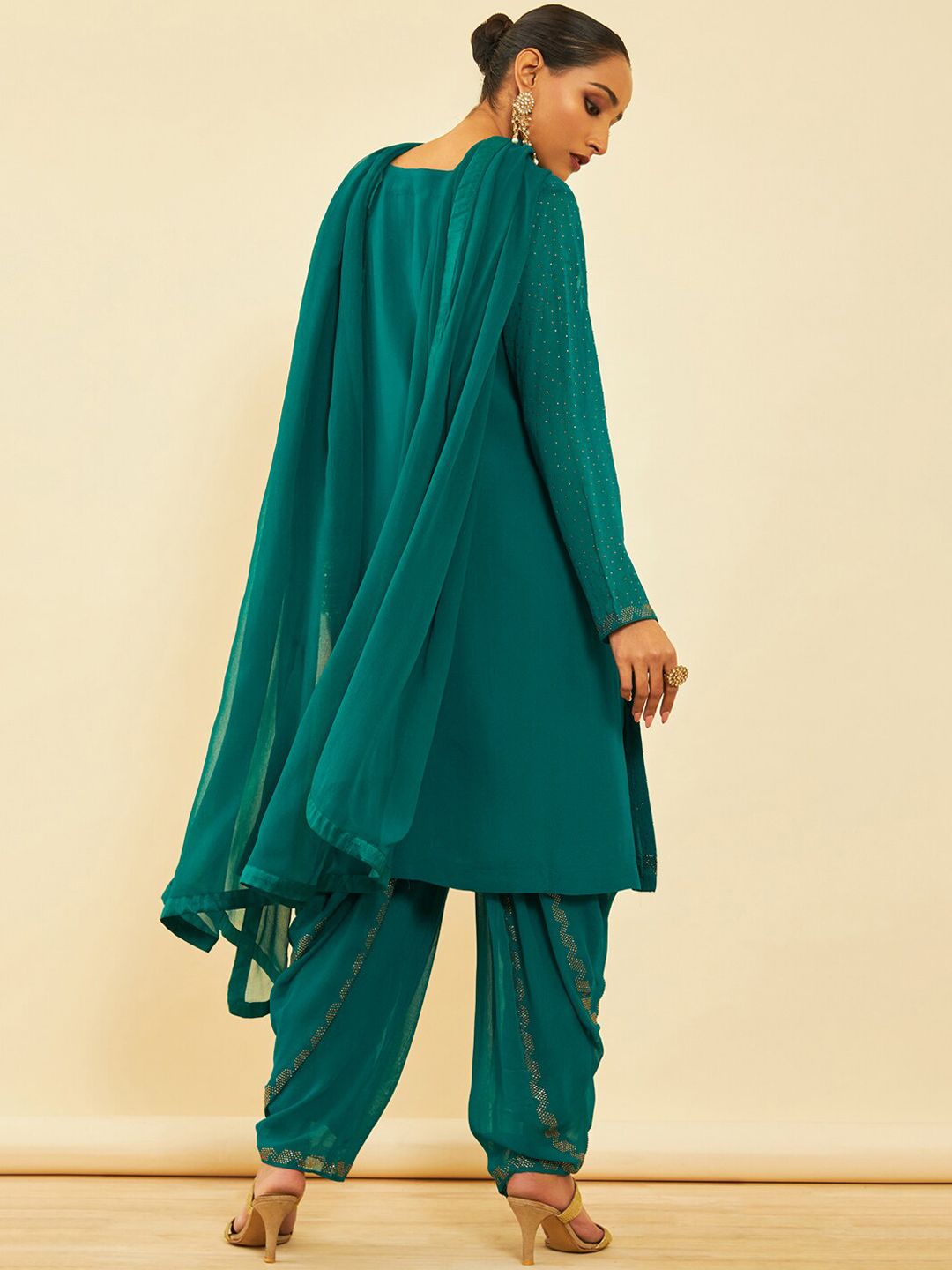 Dhiyona SO Women's Embroidered V-Neck Long Sleeves Beads and Stones Kurta Set