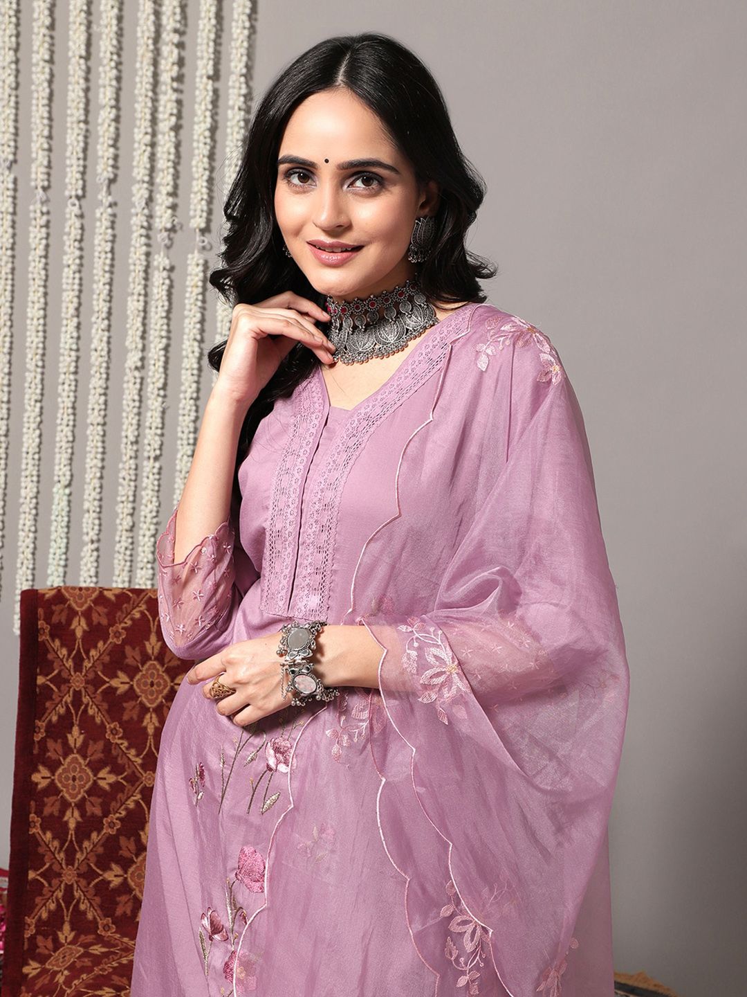 Dhiyona VA Women'sFloral Embroidered Thread Work Detail Straight Kurta & Trousers With Dupatta