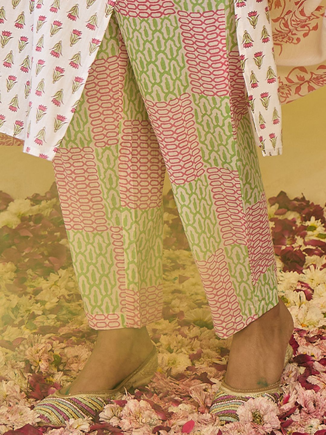 Dhiyona IE Women Floral Printed Regular Pure Cotton Kurta with Trousers & With Dupatta