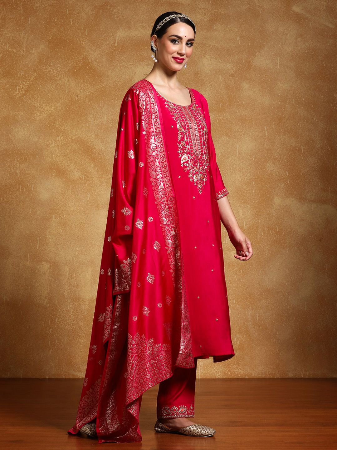 Dhiyona VA Women'sFloral Embroidered Round Neck Straight Kurta With Trousers & Dupatta