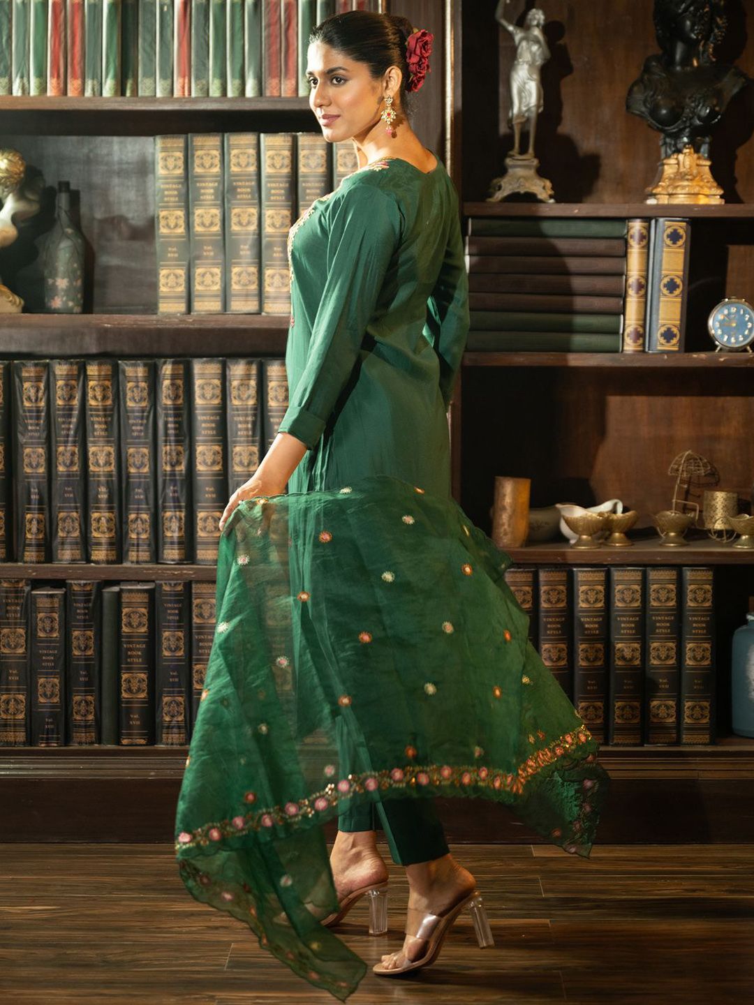 Women Floral Embroidered Straight Kurta Set