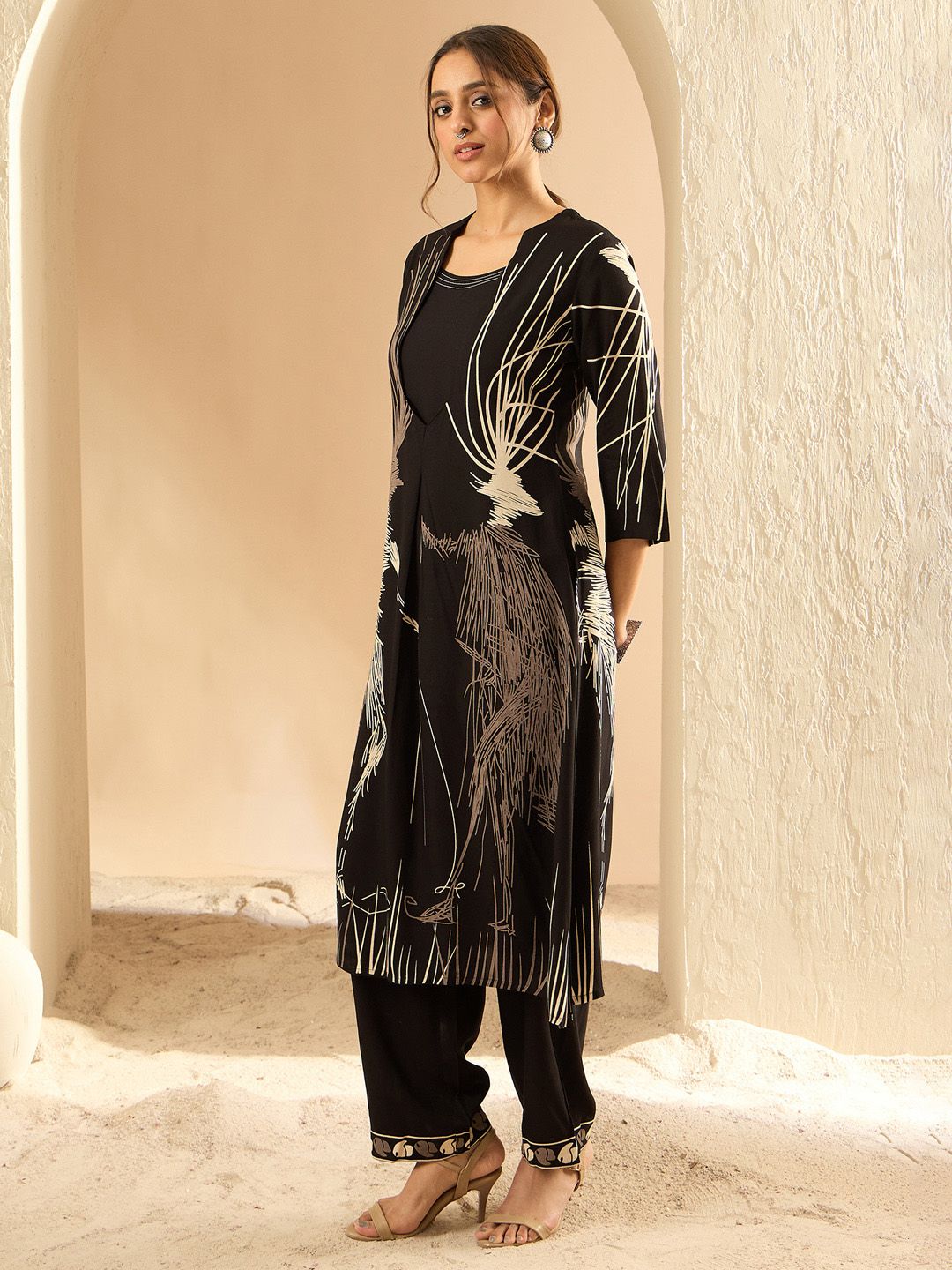 Women Printed Regular Kurta with Trousers