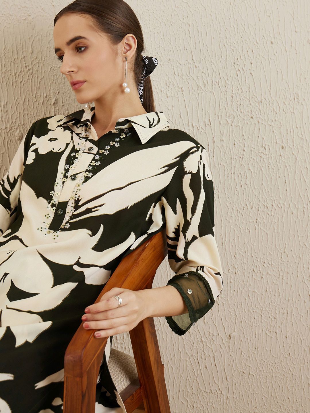 Floral Printed Sequinned Shirt Collar Straight Kurta with Trousers