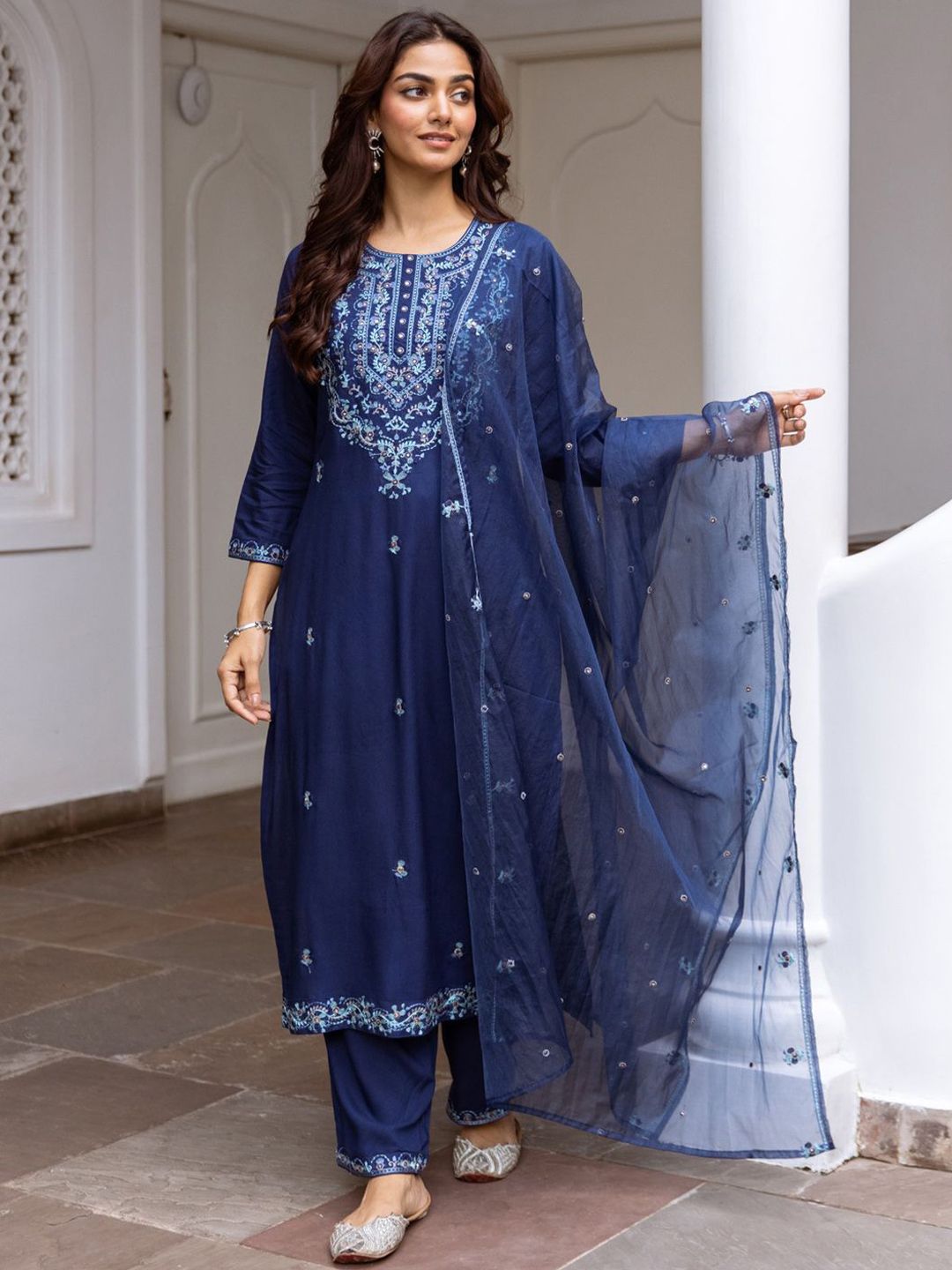 Dhiyona IE Women Floral Embroidered Regular Thread Work Kurta with Trousers & With Dupatta