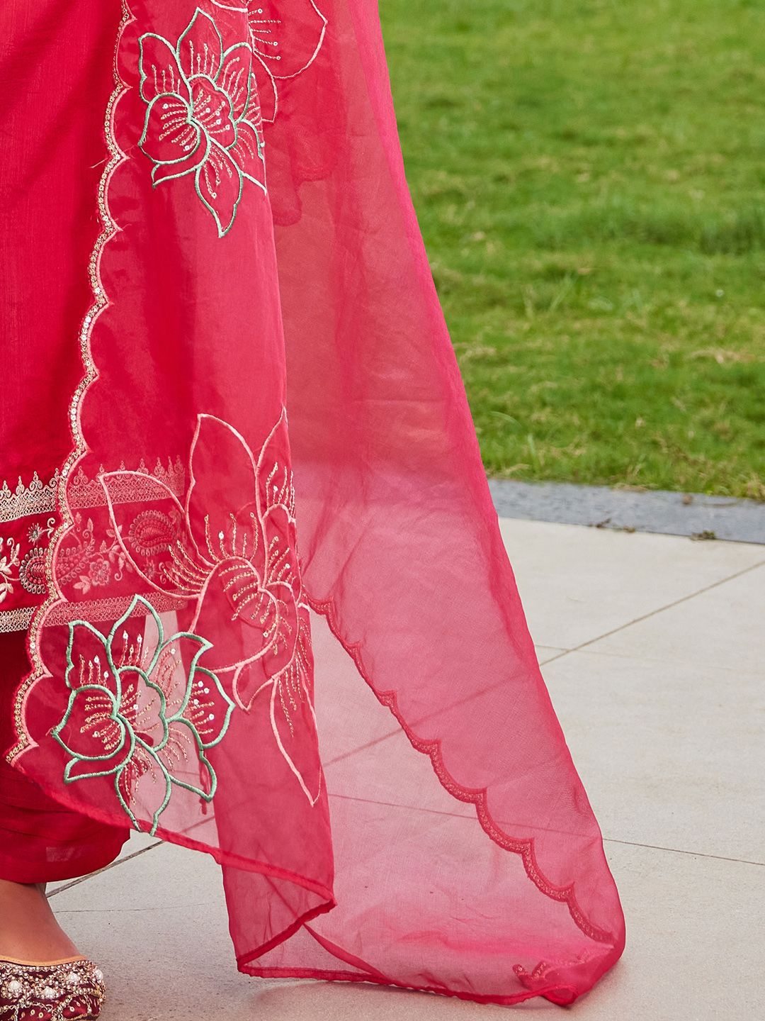 Women Floral Embroidered Regular Kurta with Trousers & With Dupatta