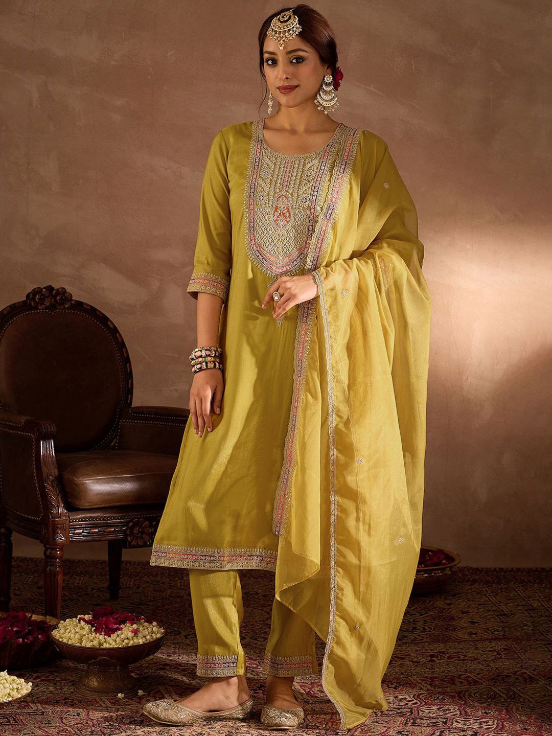 Floral Yoke Design Thread Work Straight Kurta