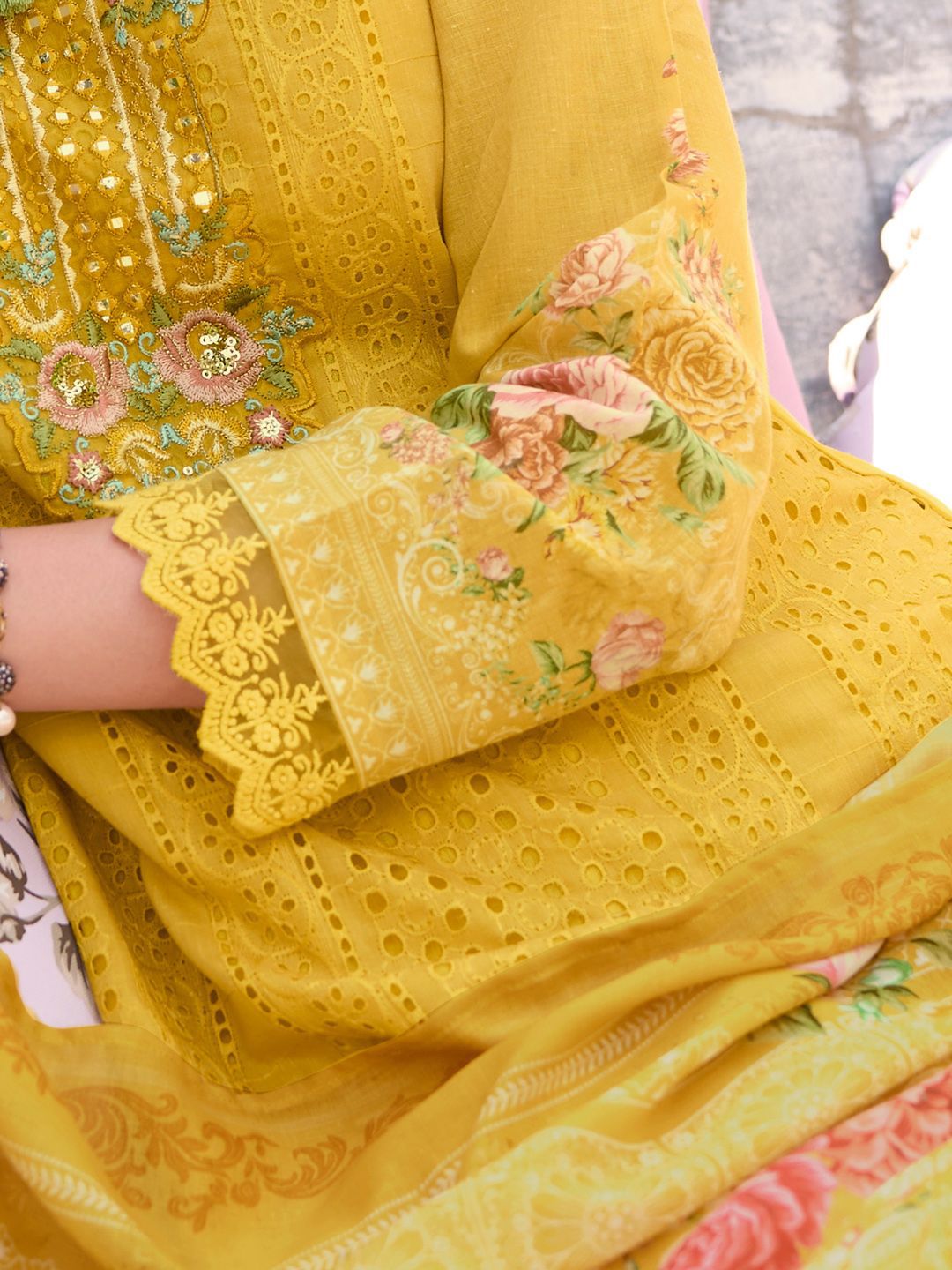 Women Floral Embroidered Thread Work Kurta with Trousers & With Dupatta