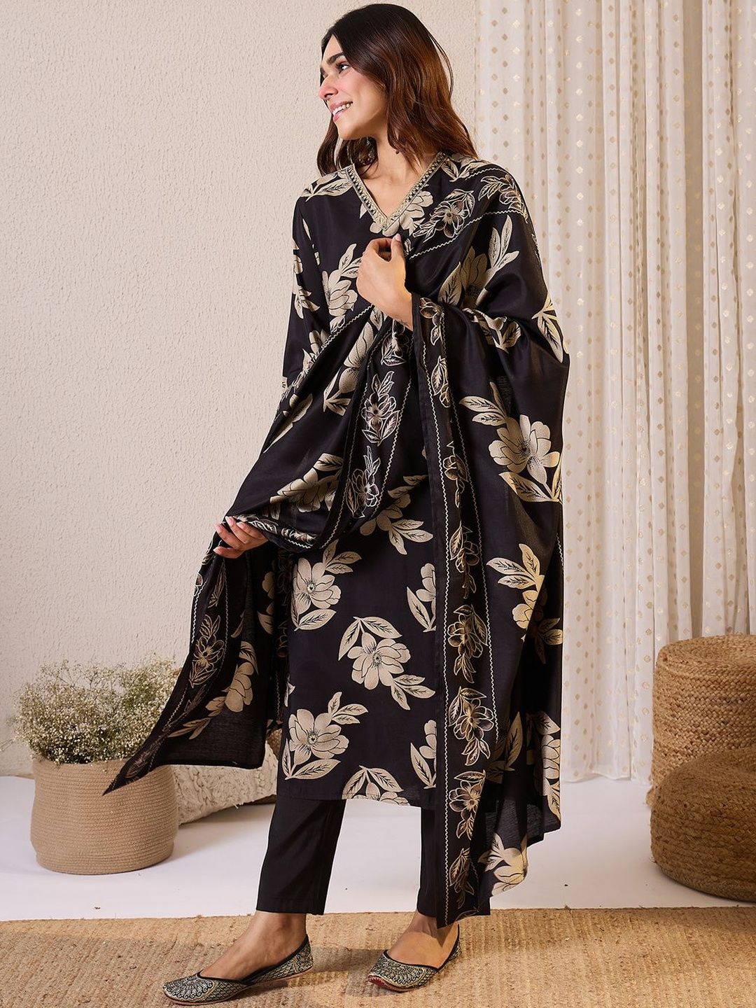 Women Floral Printed Regular Kurta With Trousers & Dupatta