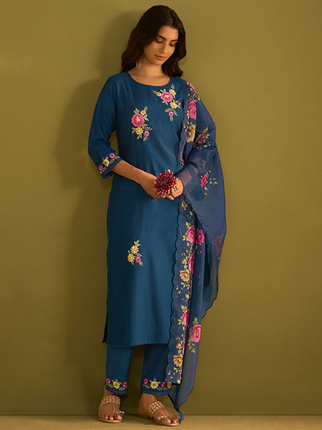Women Floral Embroidered Regular Thread Work Kurta with Trousers & With Dupatta