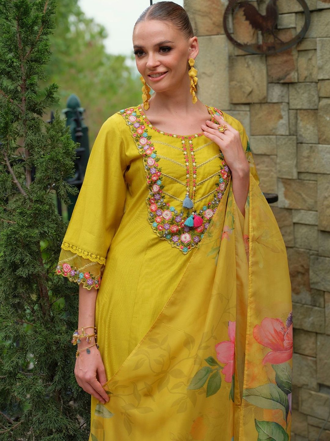 Women Floral Embroidered Regular Thread Work Liva Kurta with Trousers & Dupatta