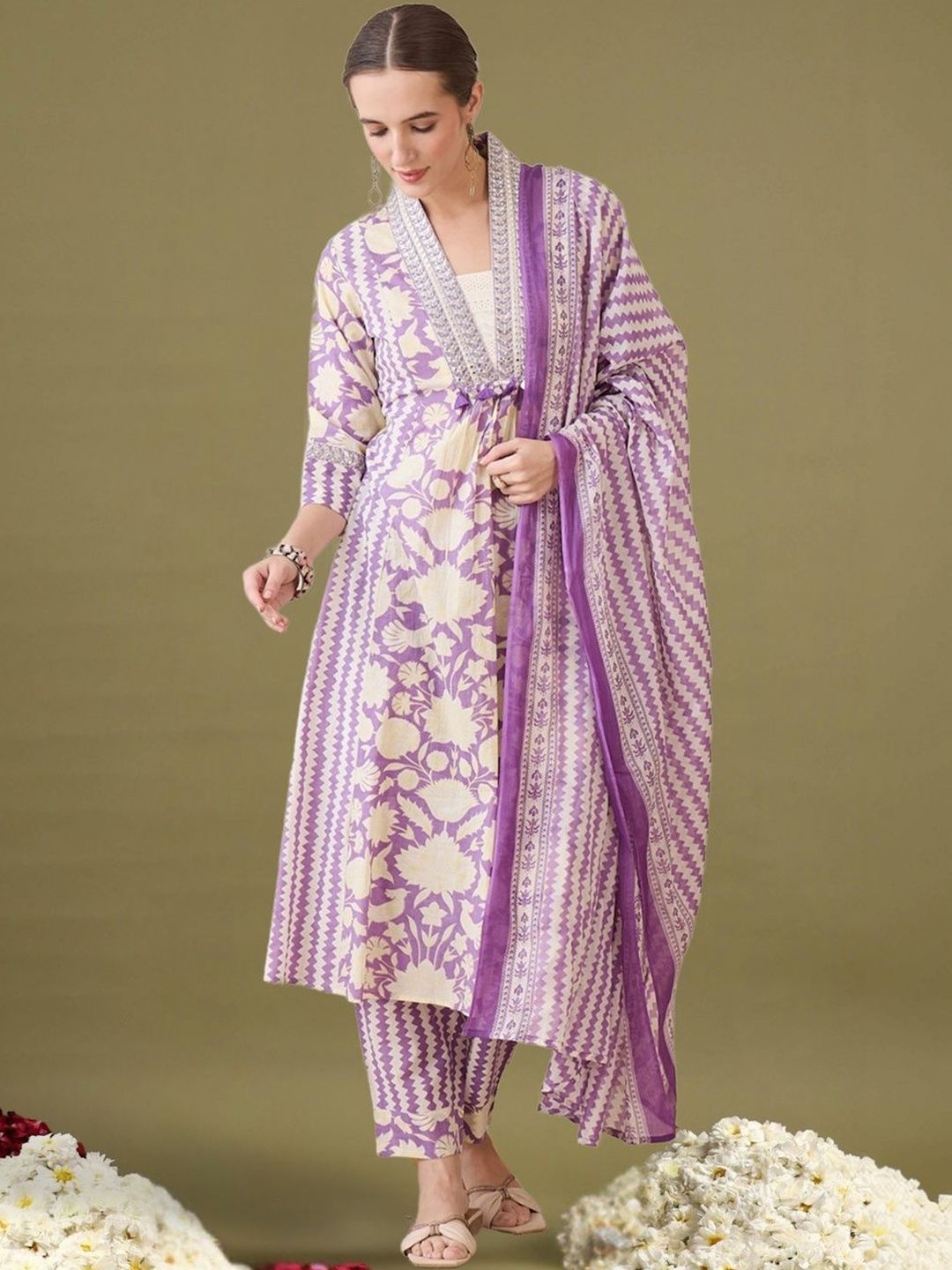 Dhiyona IE Women Floral Printed Empire Thread Work Pure Cotton Kurta with Trousers & With Dupatta