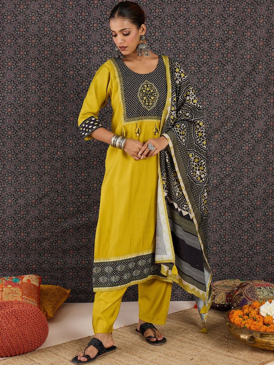 Women Ethnic Motifs Printed Regular Kurta with Trousers & With Dupatta