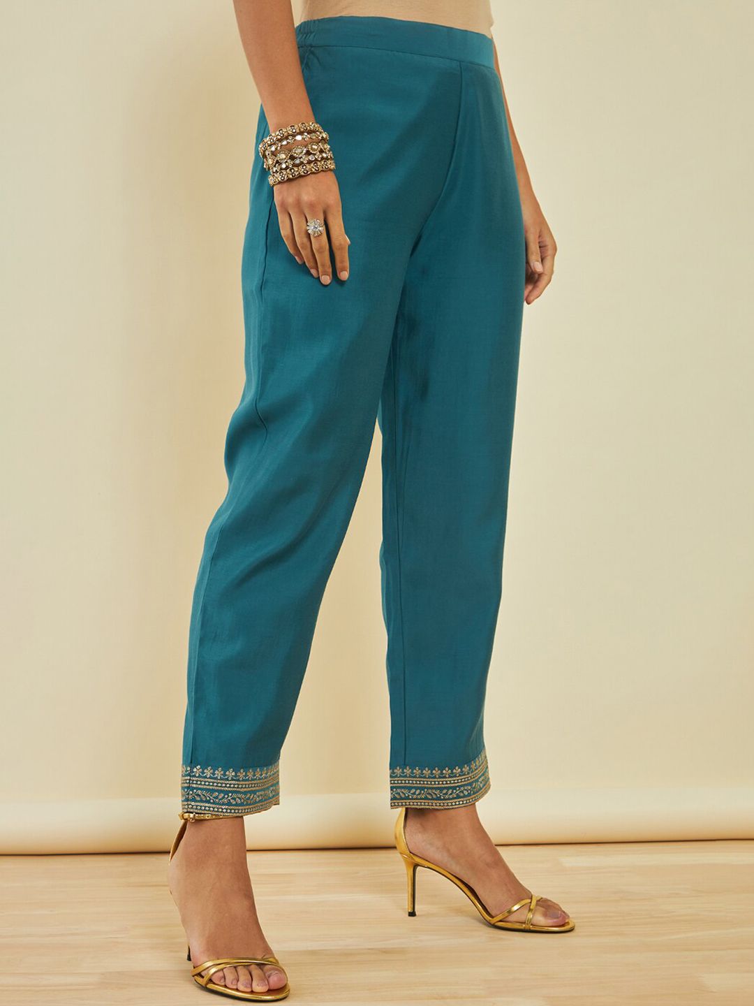 Dhiyona SO Women's Floral Embroidered Regular Sequinned Kurta With Trousers & With Dupatta