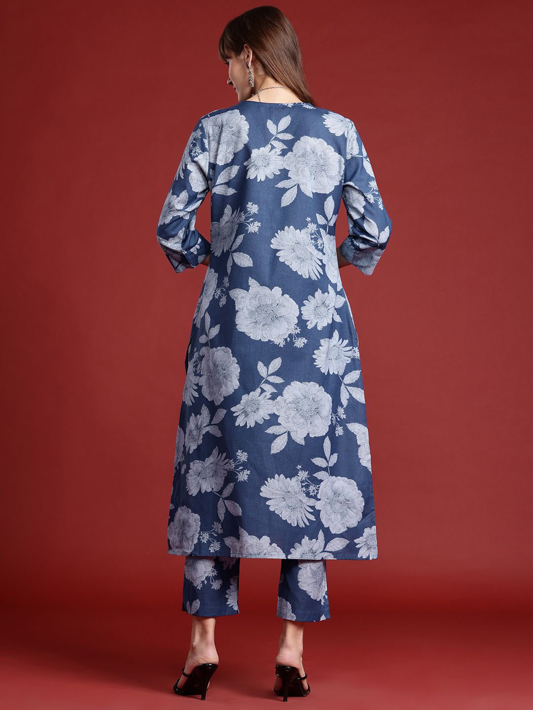 Dhiyona IE V-Neck Floral Printed Pleat Detailed Kurta with Trousers