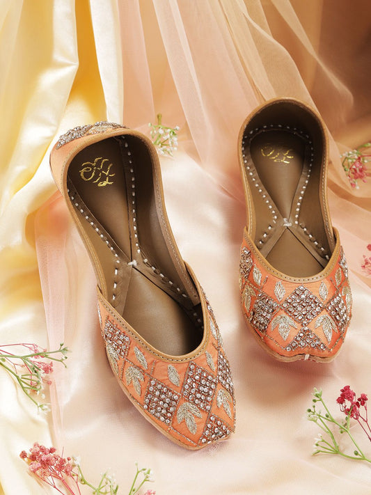 Dhiyona HOP Women Embellished Mojaris