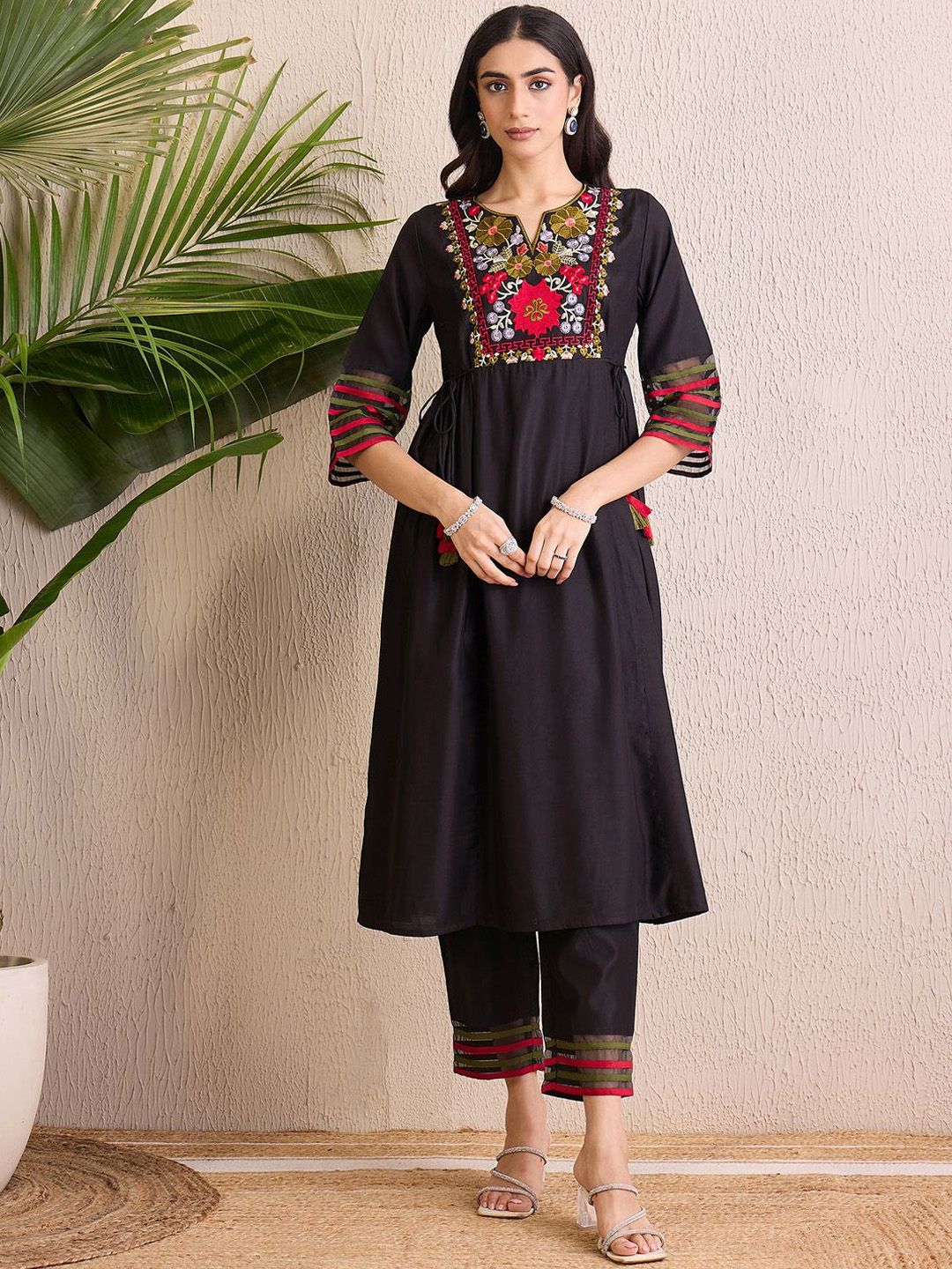 Dhiyona IE Women Yoke Design Empire Thread Work Liva Kurta with Trousers