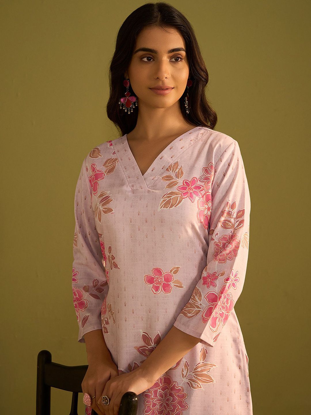 Dhiyona IE Floral Printed V-Neck Straight Kurta With Trousers