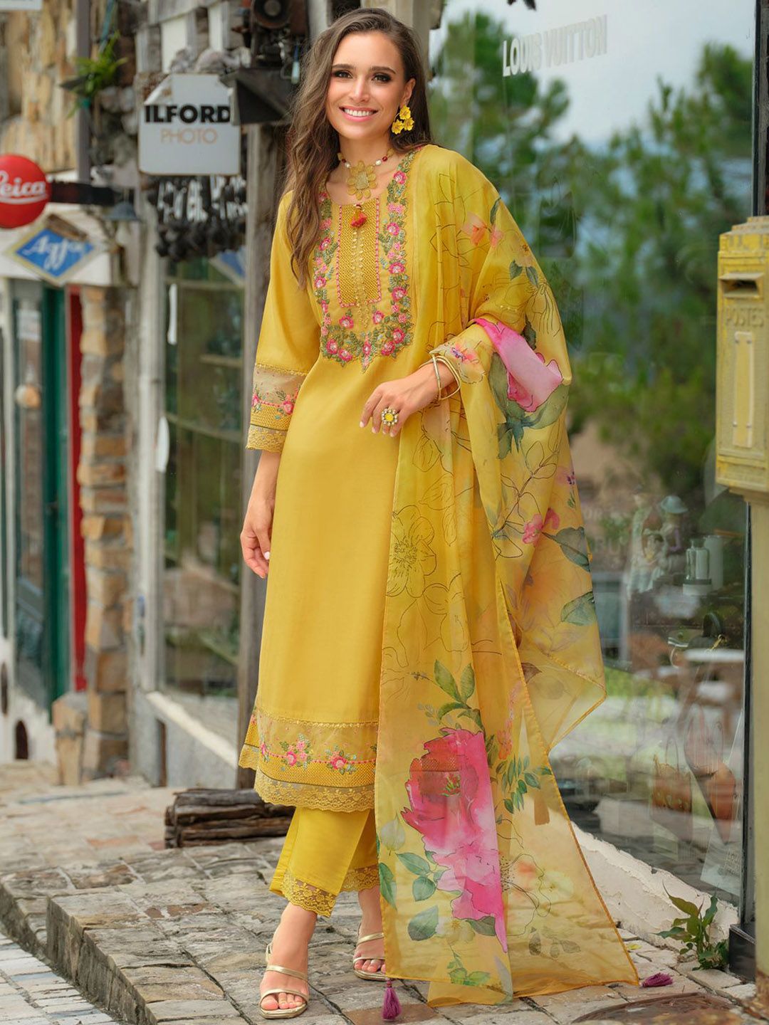 Floral Embroidered Round Neck Thread Work Kurta With Trousers & Dupatta