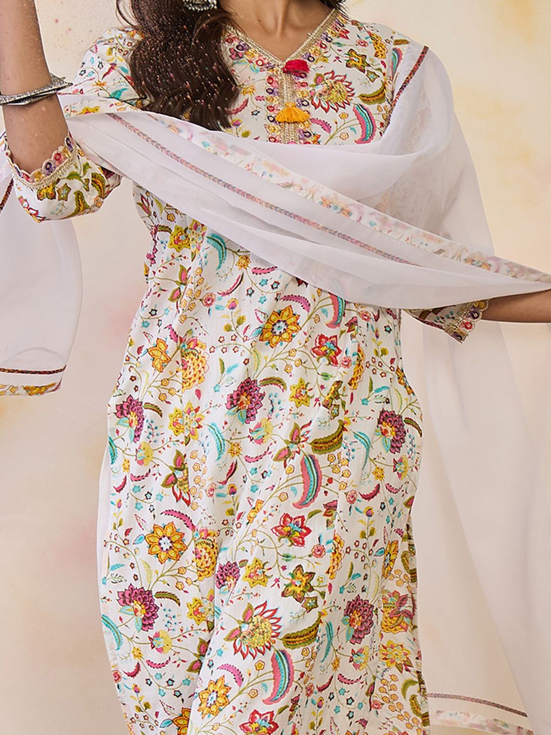 Women Floral Printed Thread Work Pure Cotton Kurta with Trousers & With Dupatta