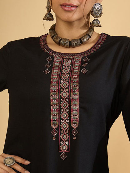 Women Ethnic Motifs Embroidered Regular Thread Work Kurta Sets