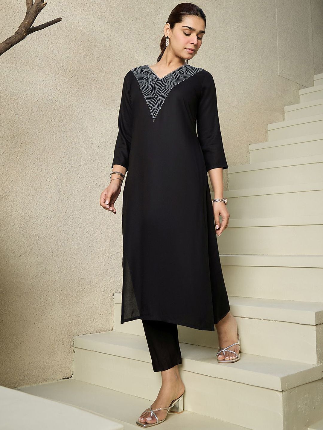 Dhiyona IE Geometric Embroidered V Neck Pure Cotton Kurta