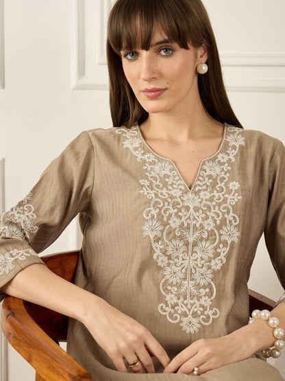 Dhiyona IE Embroidered V-Neck Three-Quarter Sleeves Tunic And Trousers