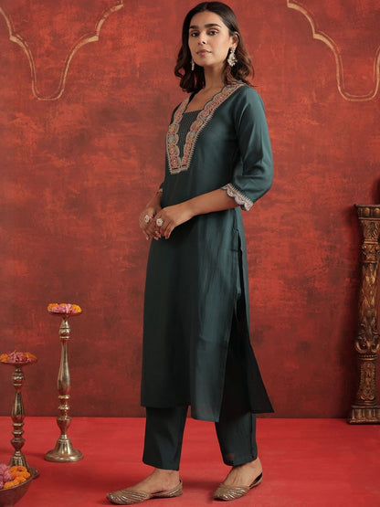 Floral Yoke Design Thread Work Square Neck Straight Kurta With Trousers