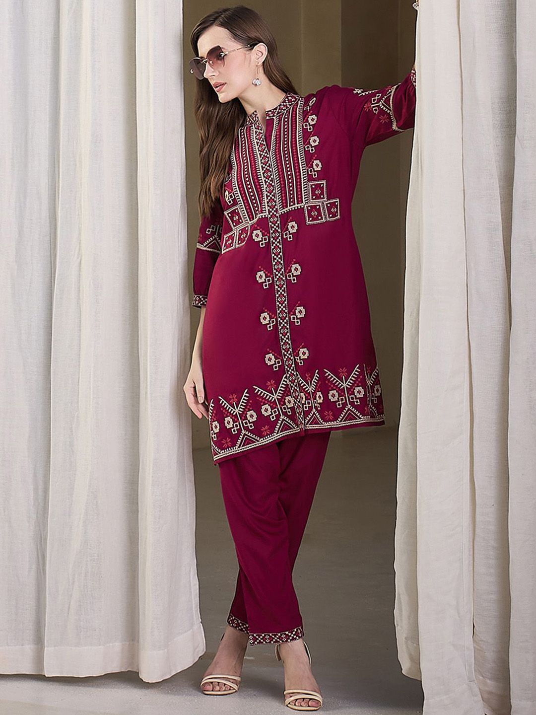 Women Ethnic Motifs Embroidered Thread Work Kurta With Trousers Kurta Sets