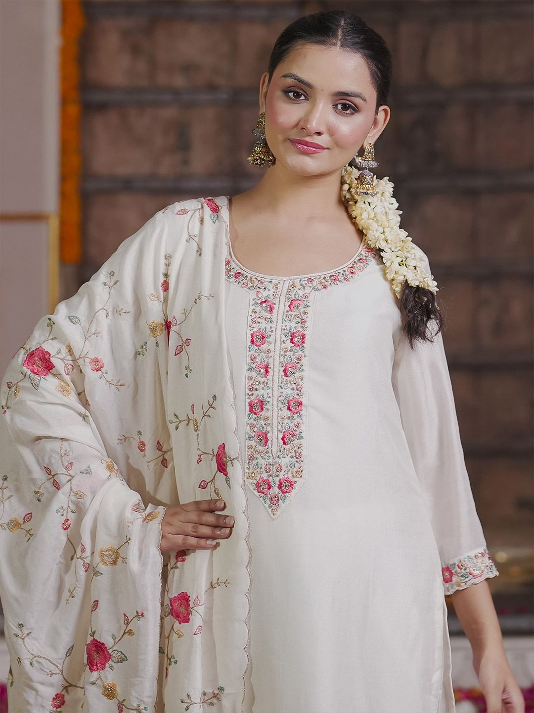 Women Floral Embroidered Regular Thread Work Kurta with Trousers & With Dupatta