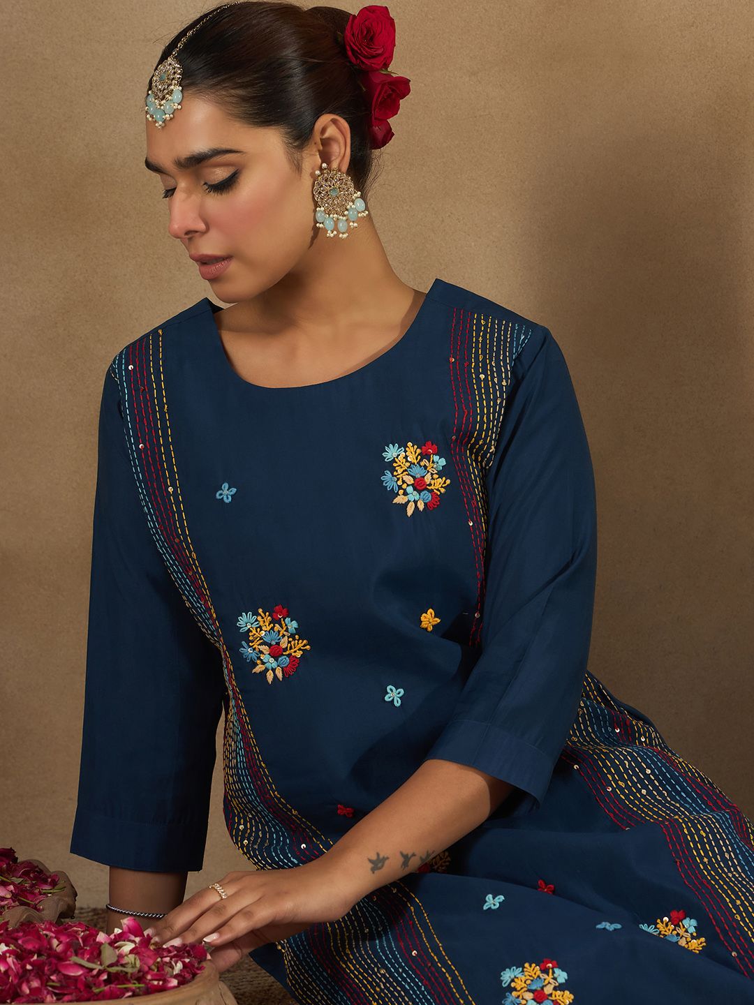Dhiyona IE Women Floral Embroidered Regular Thread Work Kurta with Trousers