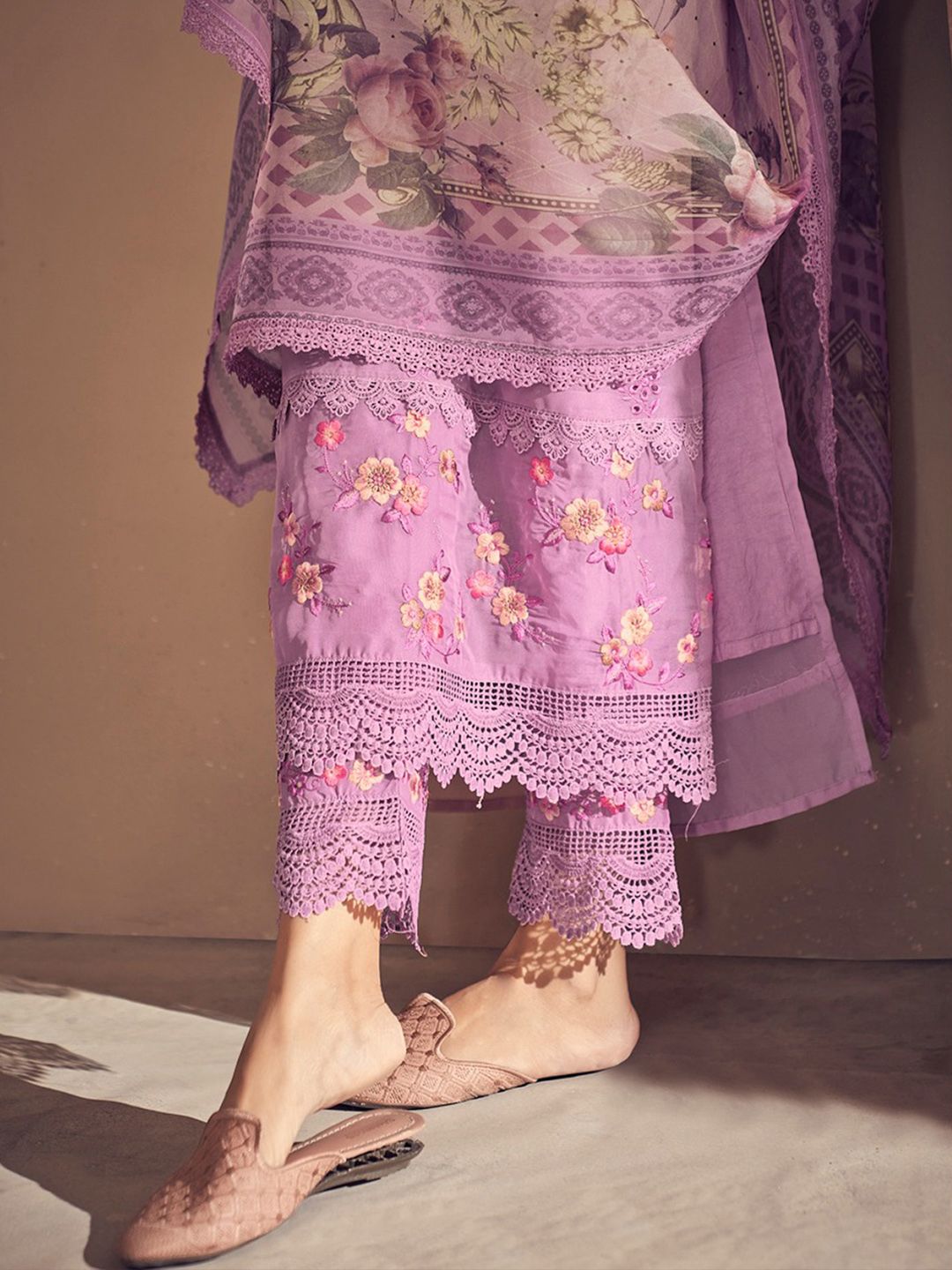 Dhiyona IE Women Floral Embroidered Regular Thread Work Kurta with Trousers & With Dupatta