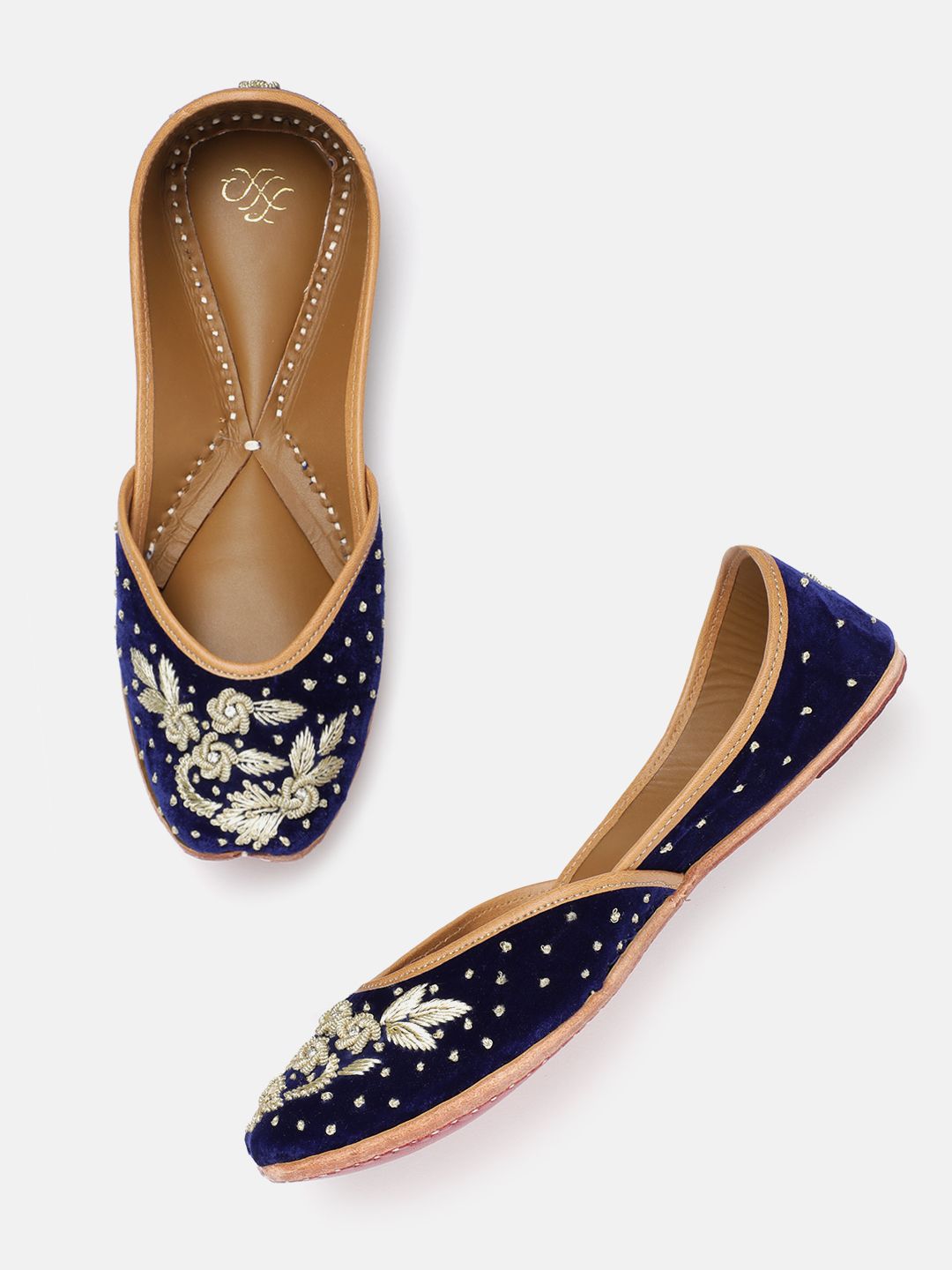 Dhiyona HOP Women Floral Embroidered Mojaris