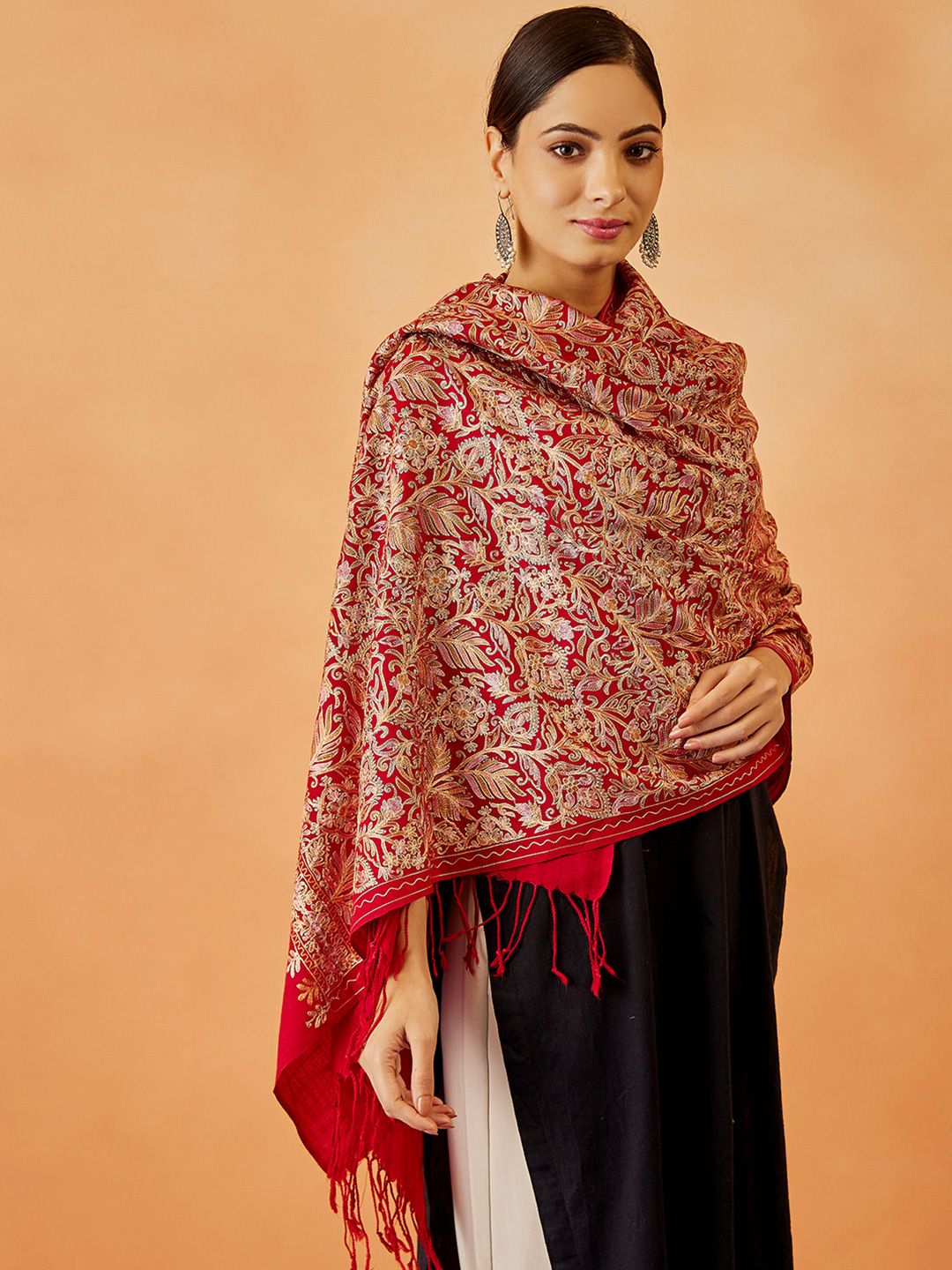 Dhiyona PA Women Floral Embroidered Shawl