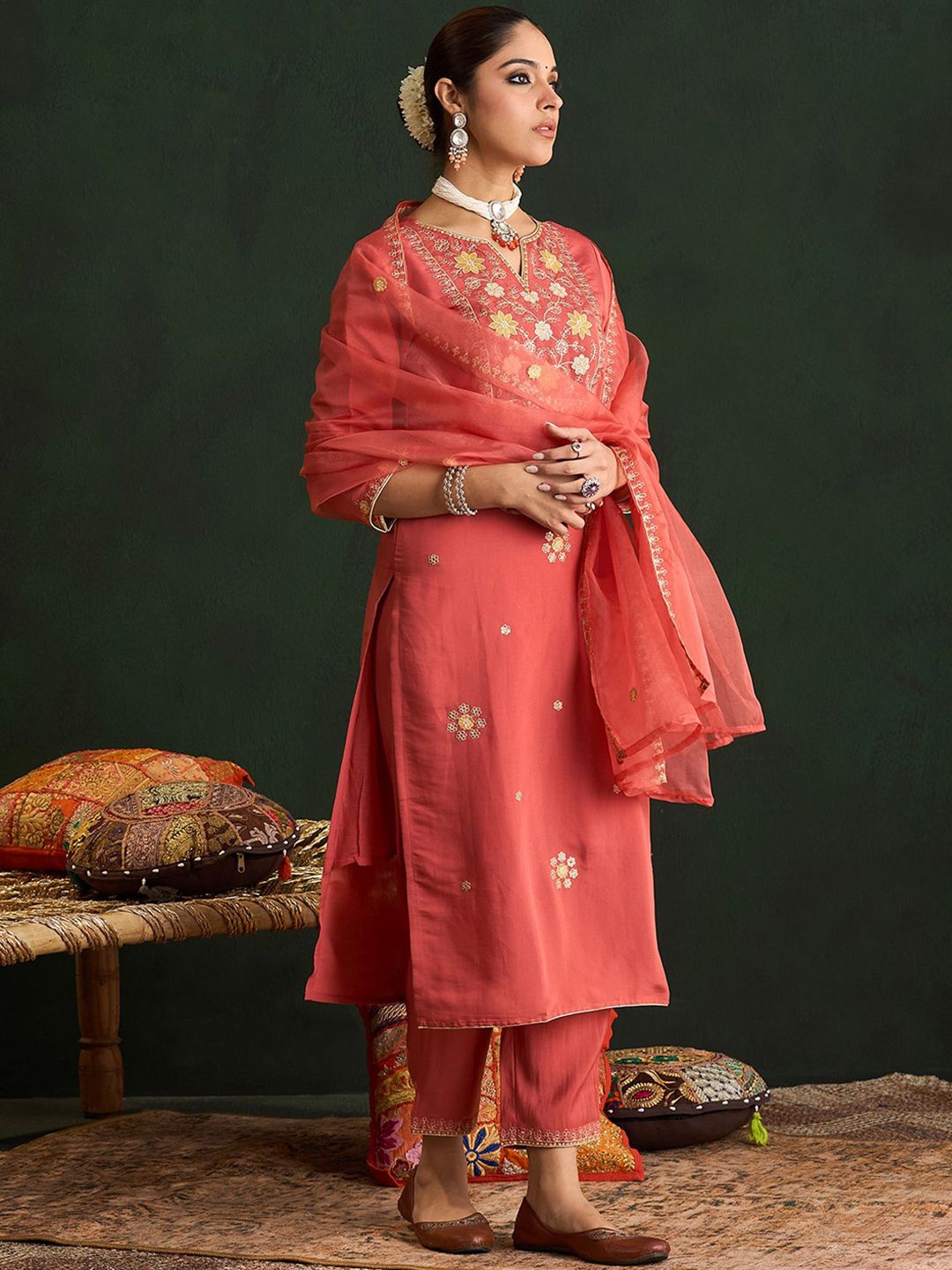 Dhiyona IE Women Floral Embroidered Regular Thread Work Kurta with Trousers & With Dupatta