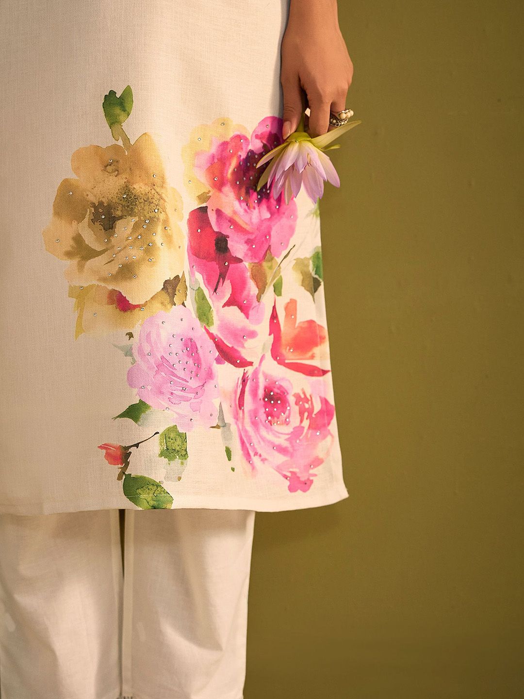 Dhiyona IE Floral Printed V-Neck Linen Straight Kurta With Trousers & Dupatta