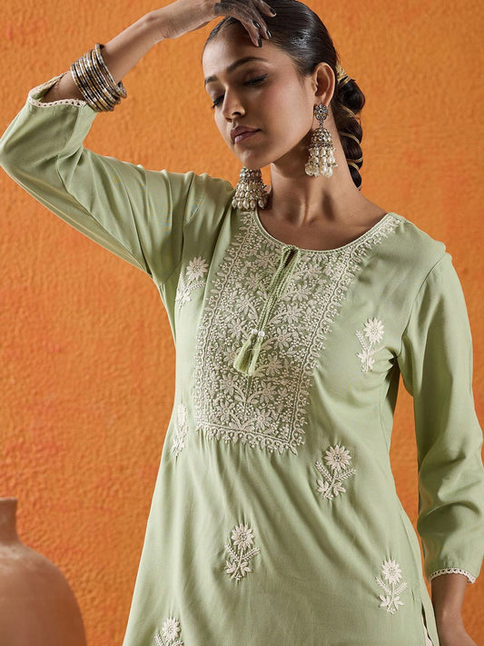 Dhiyona IE Floral Embroidered Keyhole Neck Thread Work Straight Kurta