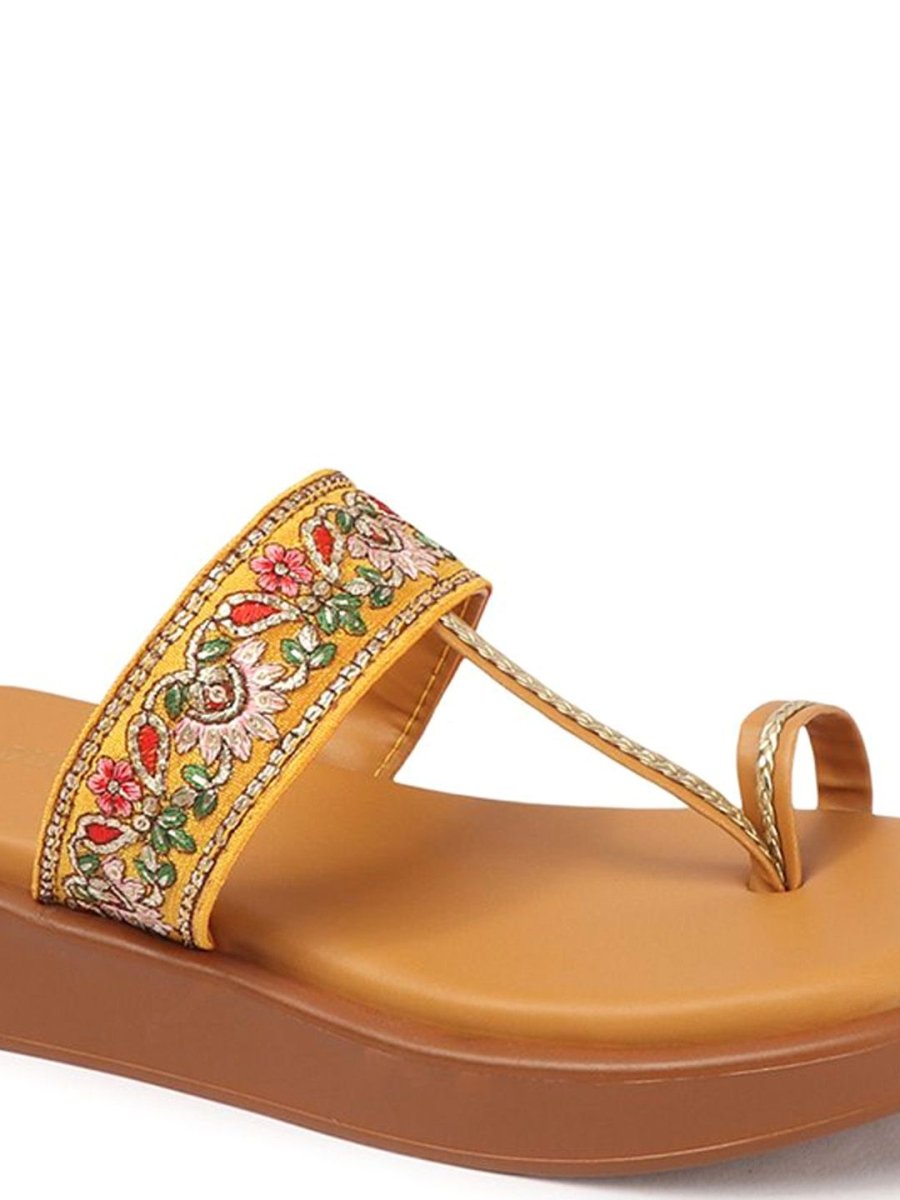 Dhiyona AK Women Embellished Ethnic One Toe Flats