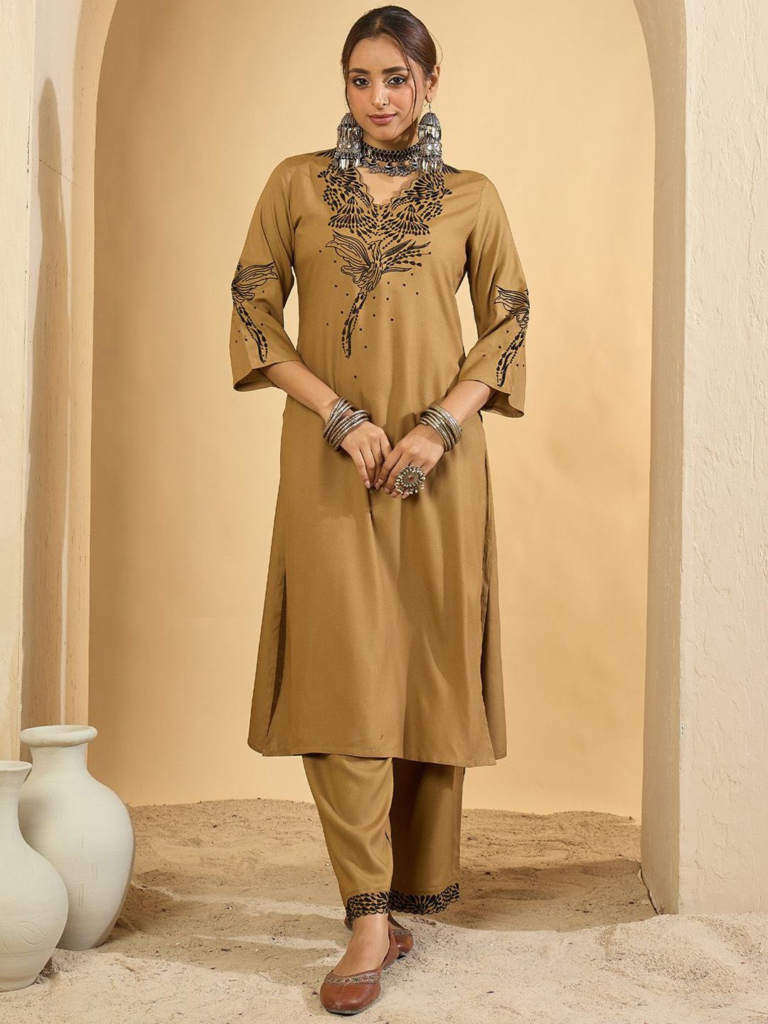 Women Floral Embroidered Regular Thread Work Kurta with Trousers
