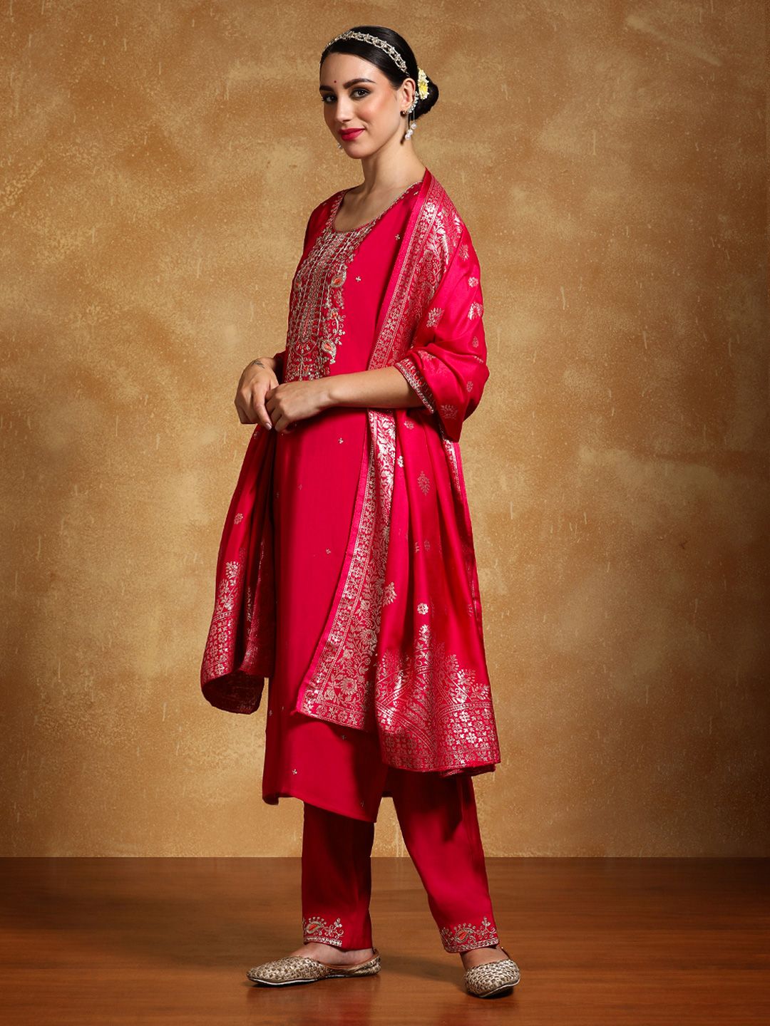 Dhiyona VA Women'sFloral Embroidered Round Neck Straight Kurta With Trousers & Dupatta