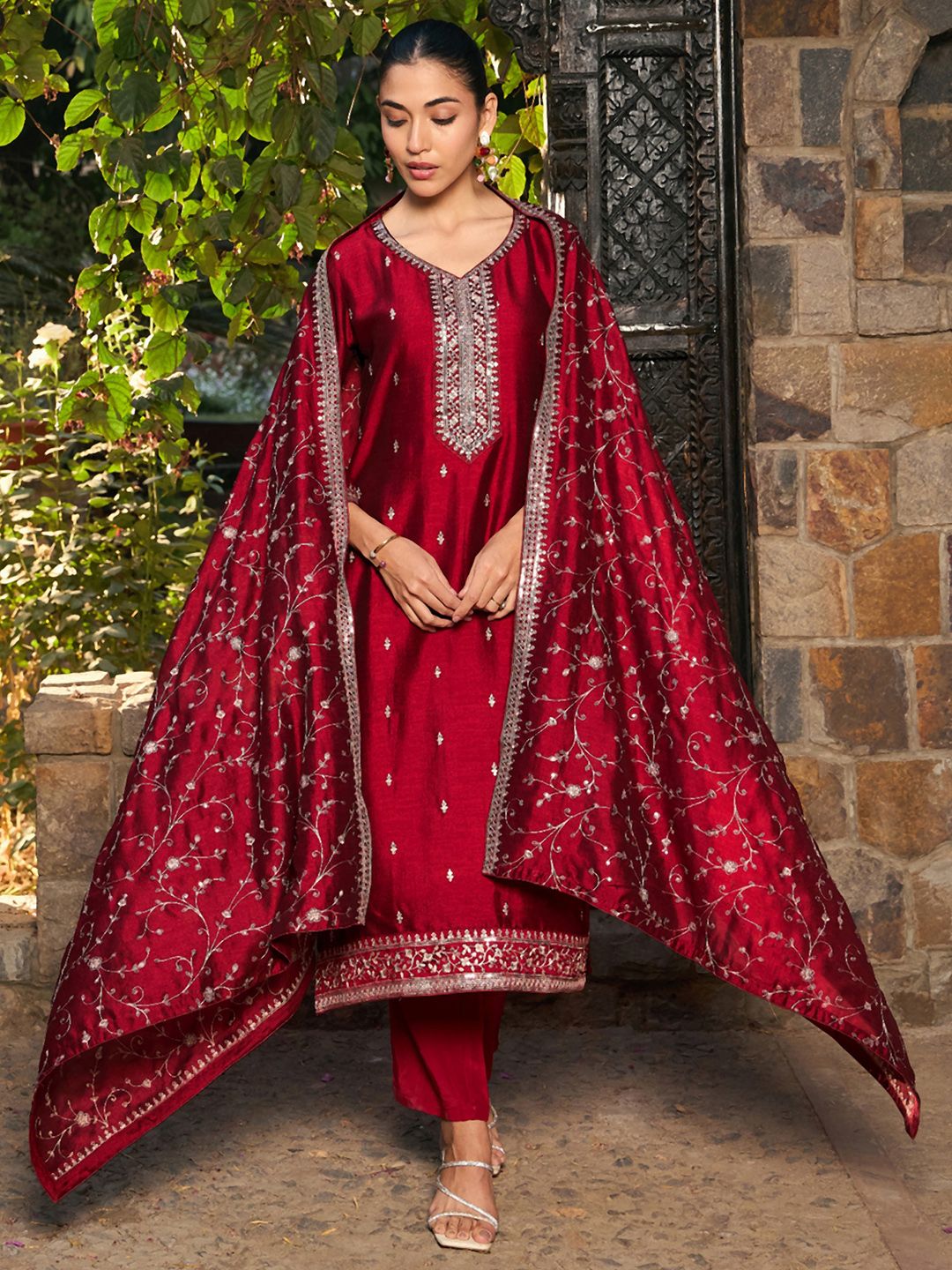 Dhiyona IE Ethnic Motifs Embroidered V-Neck Thread Work Kurta with Trousers & Dupatta