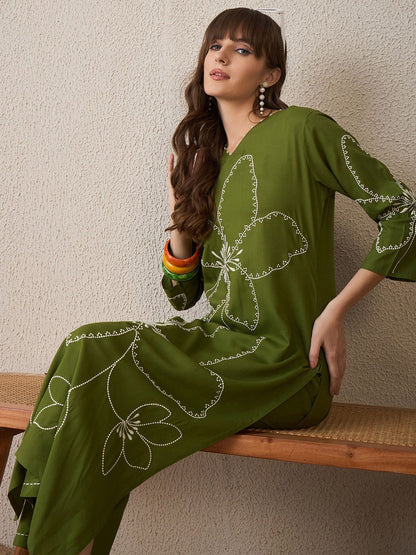 Floral Embroidered V-Neck Thread Work Straight Kurta With Trouser