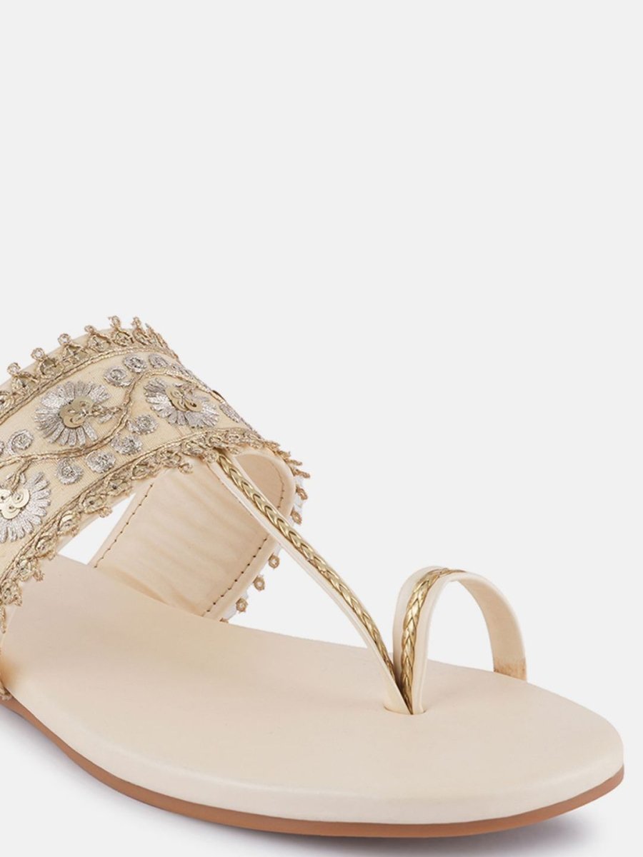 Dhiyona AK Dhiyona AK White Embellished One Toe Ethnic Flats