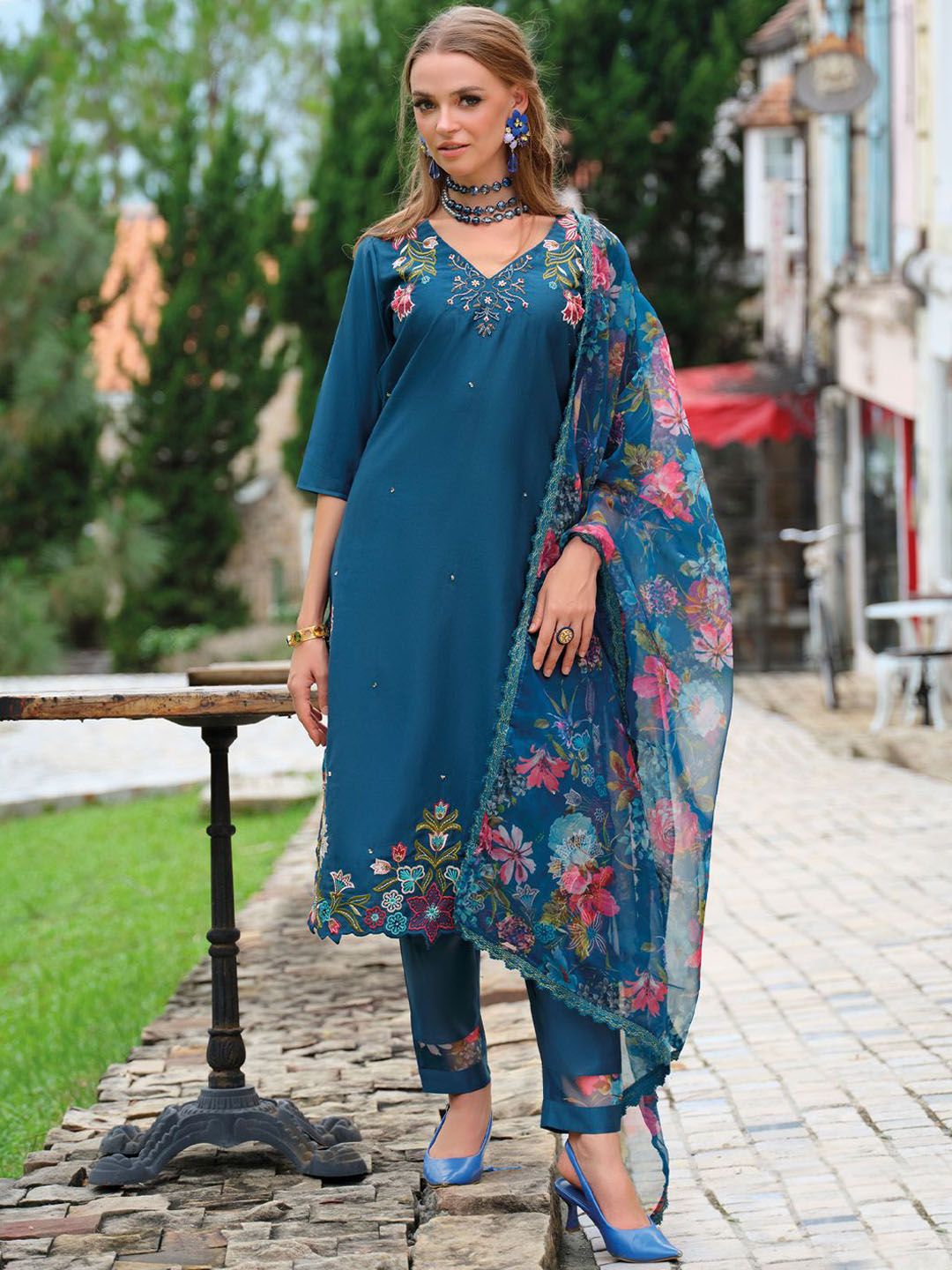 Women Floral Embroidered Thread Work Liva Kurta with Trousers & Dupatta
