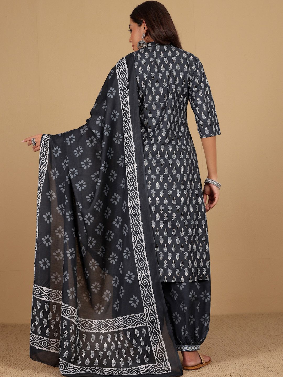 Dhiyona VA Women'sFloral Printed V-Neck Angrakha Straight Kurta With Salwar And Dupatta