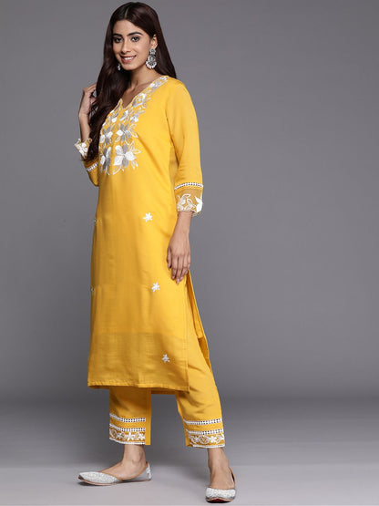 Women Floral Embroidered Regular Thread Work Kurta with Trousers & Dupatta