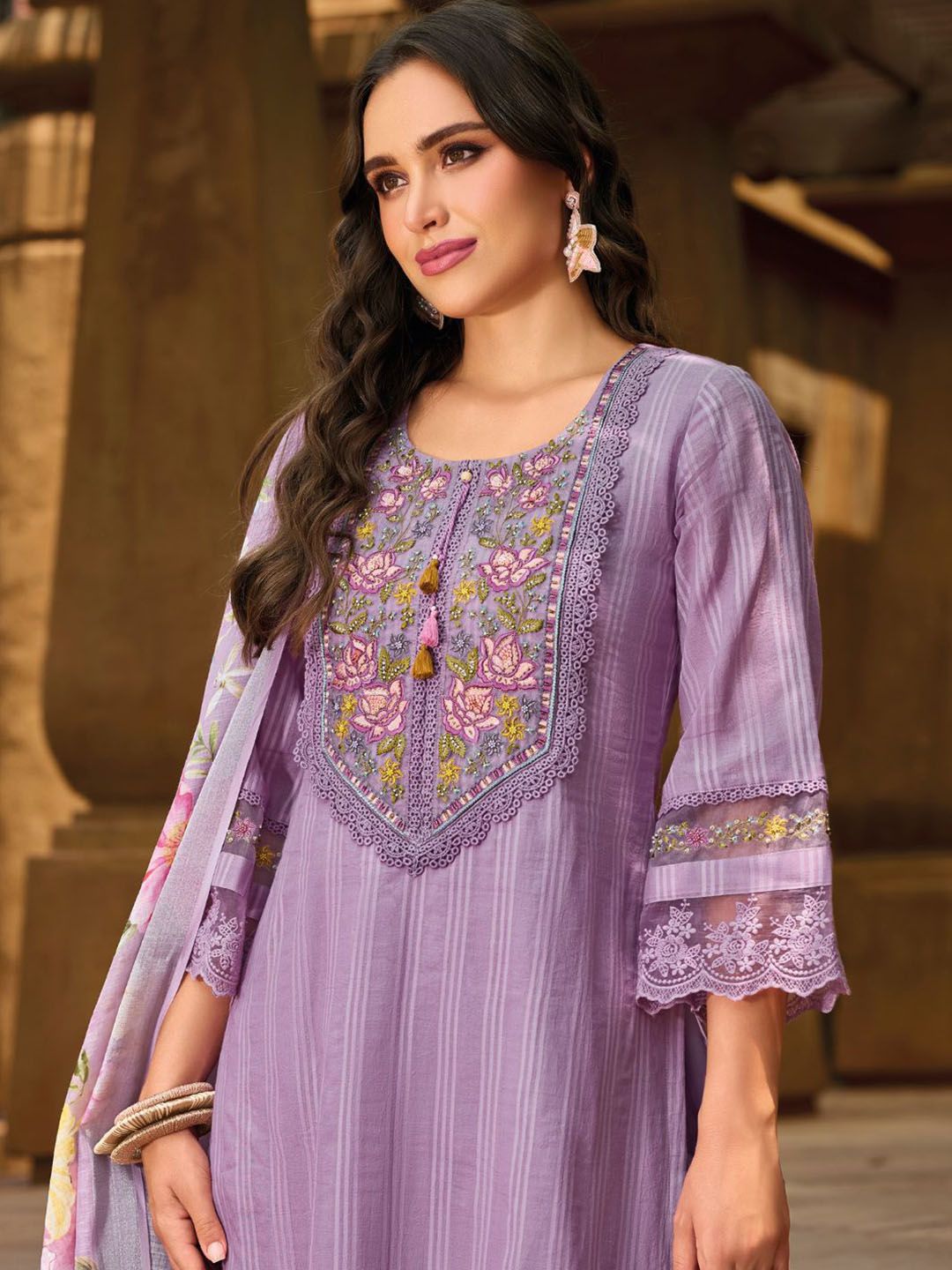 Women Floral Yoke Design Thread Work Linen Kurta with Trousers & With Dupatta