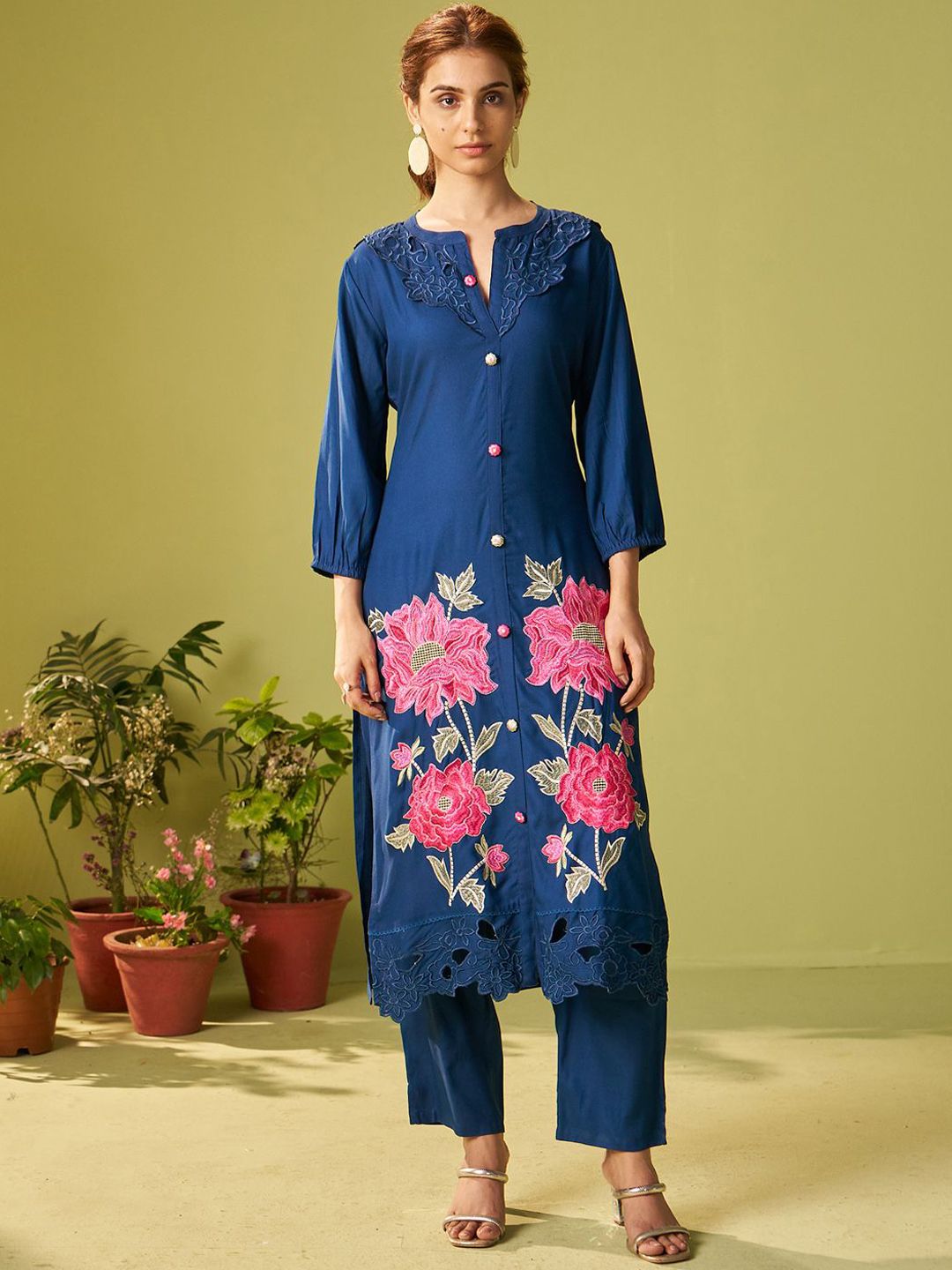 Women Floral Embroidered Kurta with Trousers