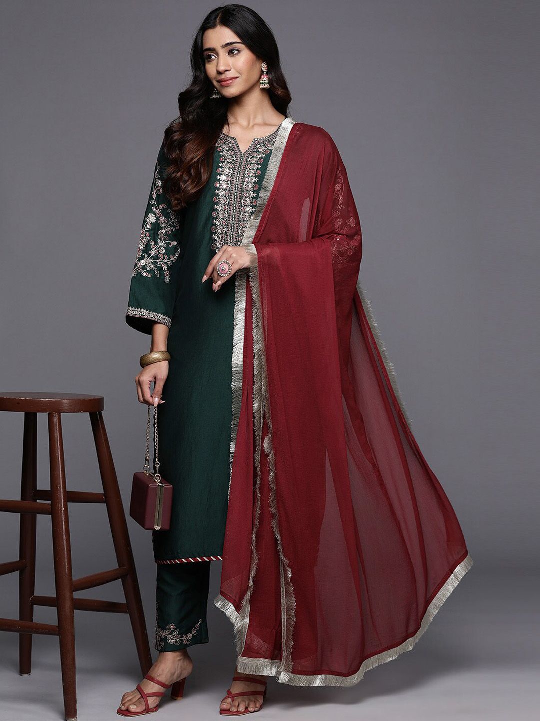 Dhiyona VA Women'sFloral Embroidered Regular Kurta with Trousers & With Dupatta