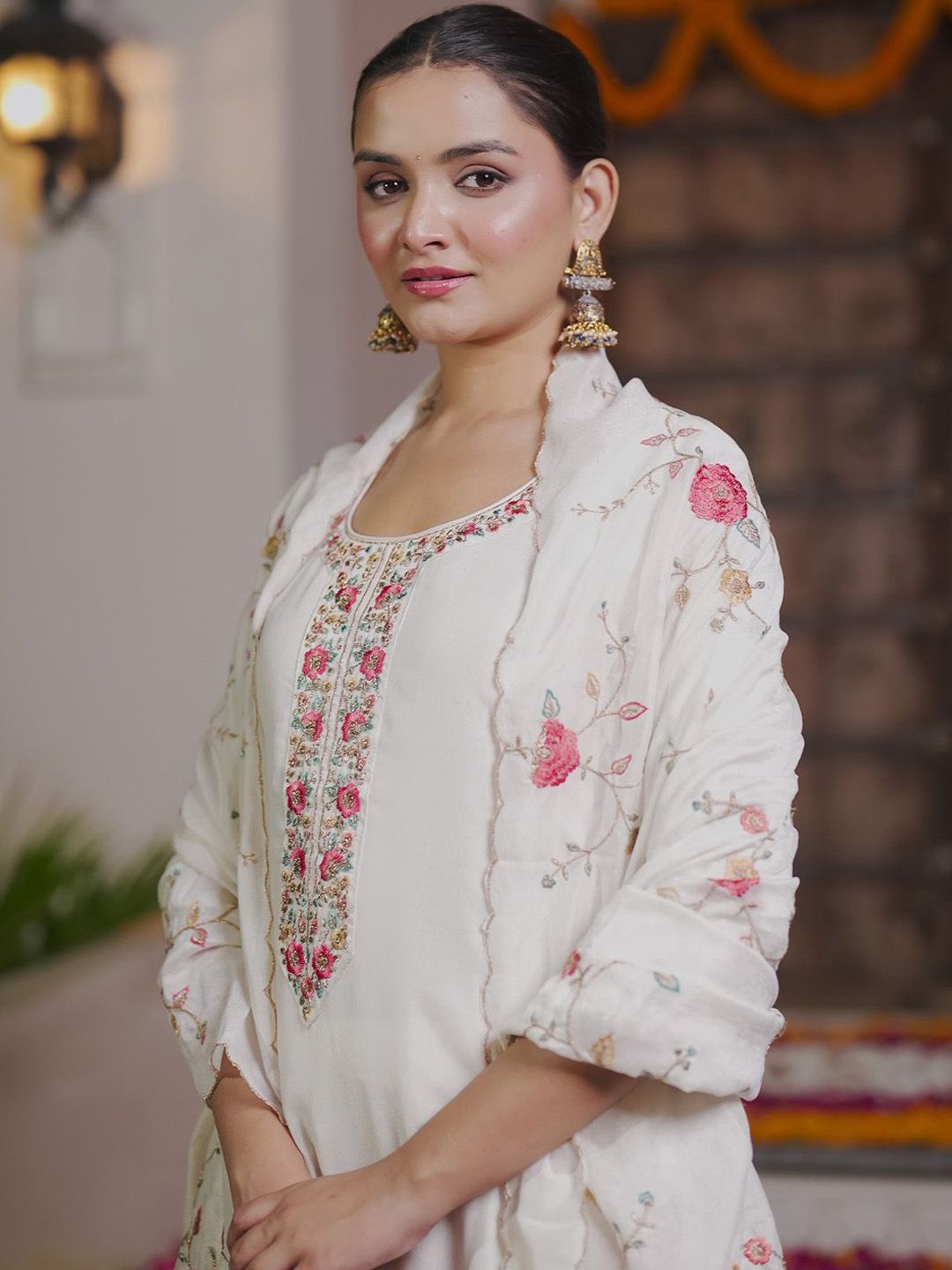 Women Floral Embroidered Regular Thread Work Kurta with Trousers & With Dupatta