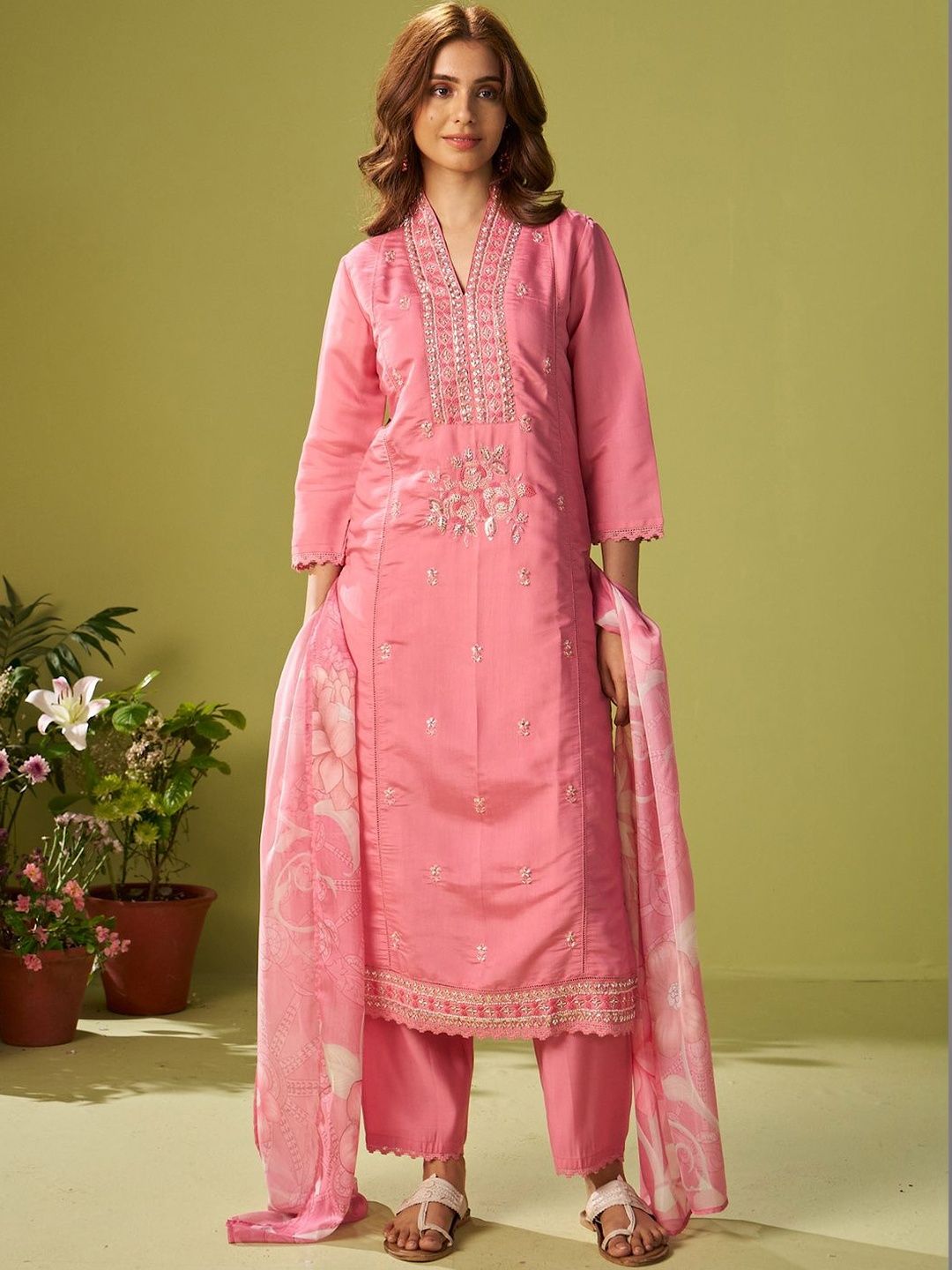 Women Floral Embroidered Regular Thread Work Kurta with Trousers & With Dupatta